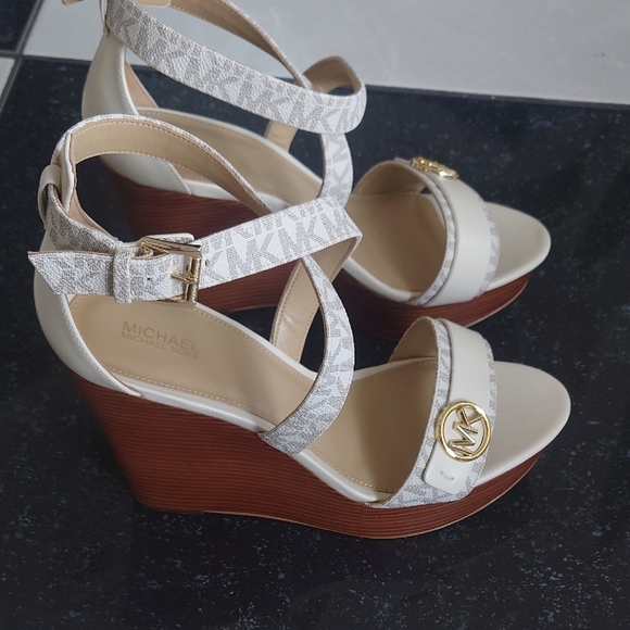 Michael Kors Carmen Wedge - Picture 4 of 10